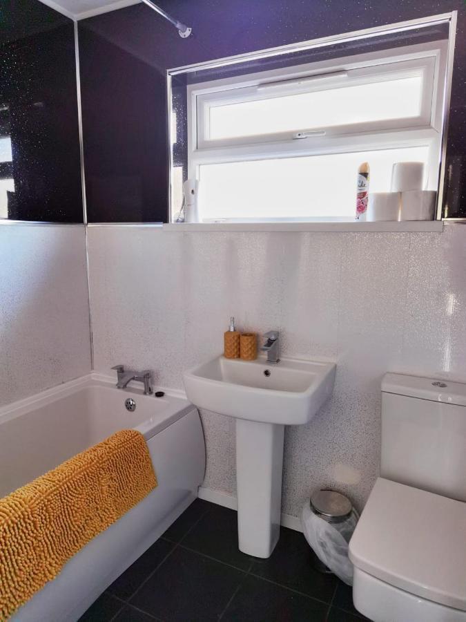 Fourth Avenue, Lovely Bungalow Available For Guests And Contractors Parking Wifi Nottingham Exterior foto